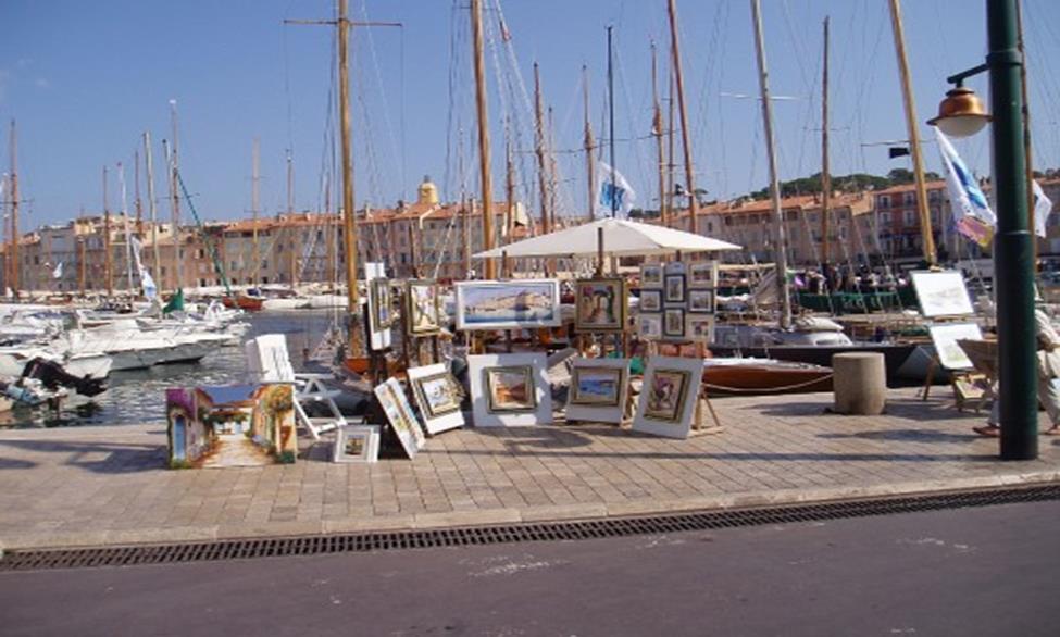 Der Hafen mit seinen imposanten Yachten und den kleinen