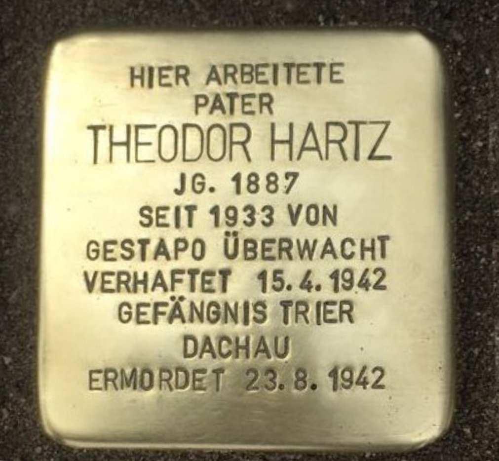 An Pater Theodor Hartz erinnert in Borbeck auch der Straßenname unserer Schule sowie eine Gedenktafel am Eingang des Hülsmannfriedhofs.