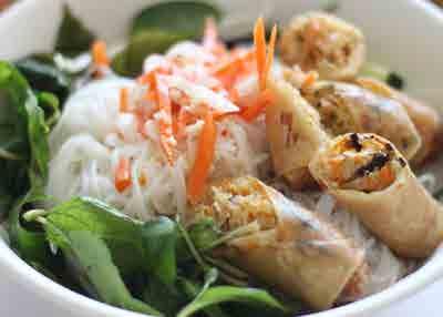 Sup Hoanh Thanh - Wantan-Suppe 1,9 3,80 mit Wantan (Teigtaschen mit Hühnerfleisch gefüllt), Gemüse, Ingwer, Lauch, Koriander und Sesamöl. 6.