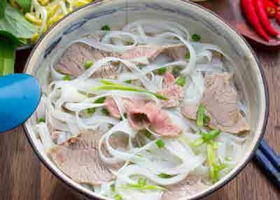 Hauptgerichte Pho VietNam Traditionelle Vietnamesische Reisbandnudelnsuppe in kräftiger Brühe, verfeinert mit Frühlingszwiebeln und Koriander, Ingwer. Wählbar mit: 22. Hühnerfleisch 8,50 23.