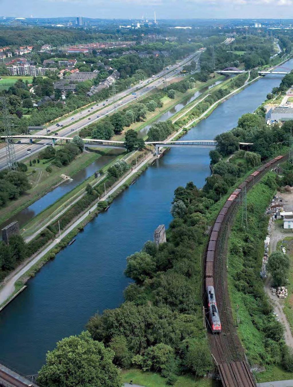 GASOMETER-BLICK Was auf den ersten Blick wie das Ruhrgebiets-Modul einer Modellbahn wirkt, entpuppt sich als Blick vom Gasometer Oberhausen am