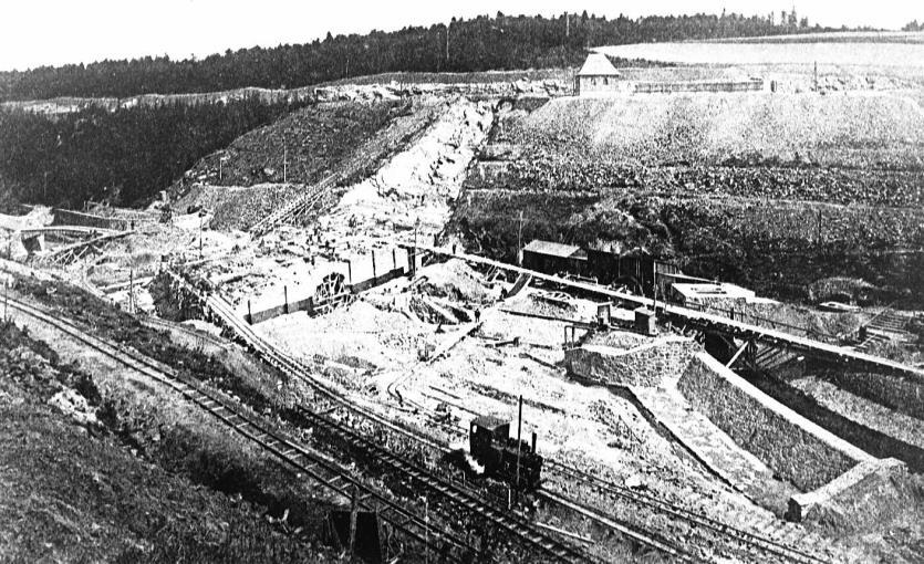 Talsperrenbau Güterverkehrfahrplan Bild links oben: Baustelle des