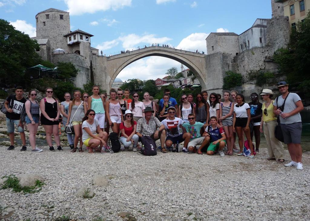 In dieser waren wir auch bei der sehr bekannten Brücke, in Mostar. Dort sahen wir einen Mann von der sehr hohen Brücke ins Wasser springen.