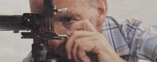 Bereits früh erwacht seine Passion für die manuelle Herstellung von astronomischen Optiken.