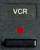 6. VHS-Kassette abspielen Signalquelle VCR anwählen: VHS Kassette einlegen: Anschließend den BluRay-Abspieler mit der Fernbedienung bedienen.
