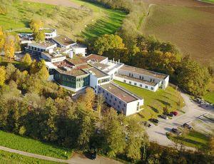 Organisationsentwicklung statt. Das Haus Steinheim in Steinheim an der Murr liegt mitten in einem Naturschutzgebiet ca. 20 km nördlich von Stuttgart und ist von Wald und Wiesen umgeben.