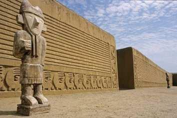 2006 sorgte El Brujo für weltweite Schlagzeilen: Archäologen konnten eine sehr gut erhaltene weibliche Herrscher-Mumie aus der Mochica- Kultur bergen, die vor Allem durch ihre Grabbeigaben, ihren