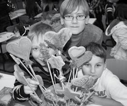 Die Kinder der Grundschule Stetten durften sich in diesem Jahr über den Besuch einer ganz besonderen Vorleserin freuen: Frau Bürgermeisterin Sabine Rotermund. Foto 5 cm Es war mucksmäuschenstill.