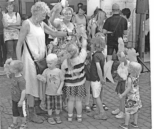 Auch die Kinder und Erzieher der Kita Storchennest, die Jagdhornbläser aus Hausneindorf und der Wedderstedter Chor, ließen es sich nicht nehmen mit ihren Darbietungen zu überraschen.