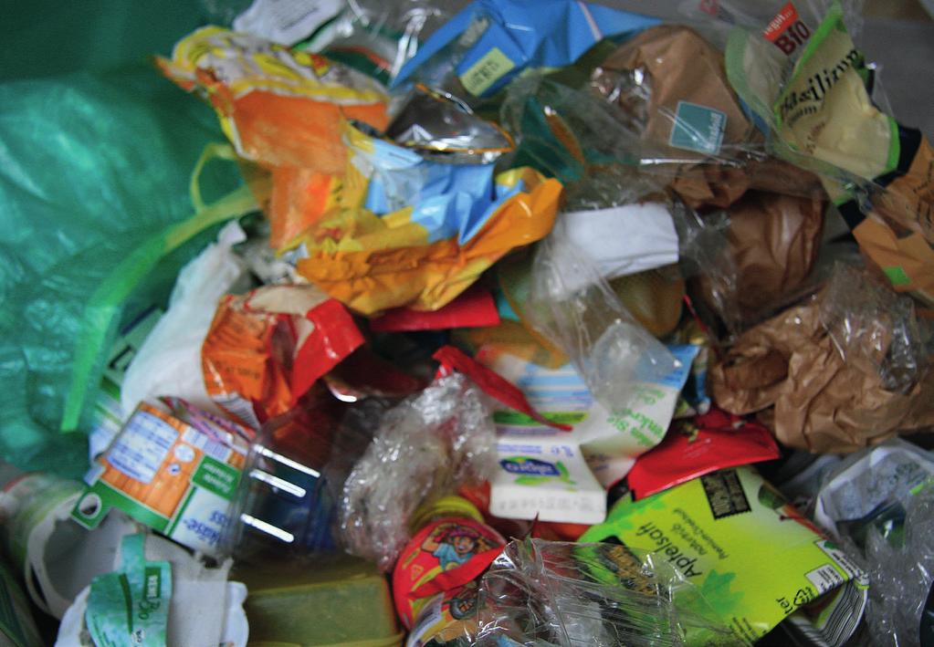 Aktionsideen Plastikberge Wie viel Plastik sammelt sich jede Woche im Kindergarten an und wo kann man im Alltag Plastikmüll einsparen?