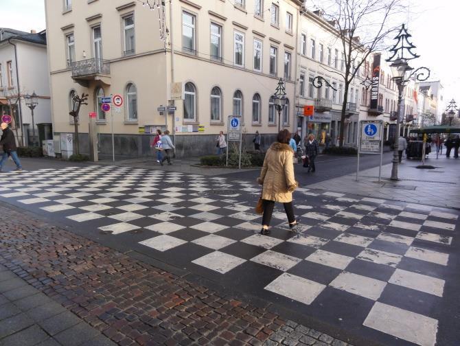 16 Fußverkehrs-Check Kehl Abschlussbericht Rheinstraße (Innenstadt) sind zu schmal. Ein komfortables Gehen kann nicht gewährleistet werden.