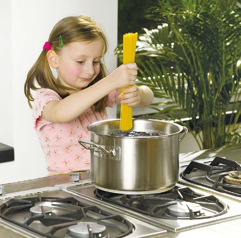 Küche heiß auf Kochen und Backen. Herd, Wasserkocher, Fritteuse, Bügeleisen ein Kind nie damit allein lassen, wenn sie in Betrieb sind. Erklären, was bei heißen Elektrogeräten passieren kann.