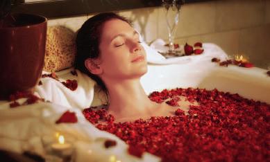 ROSENBLÜTENBAD Romantisch verführerischer Duft nach Rosenblüten, bei Kerzenschein und einem Glas Prosecco.