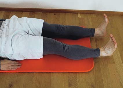 Entspannungsübungen Kann täglich durchgeführt Atemrhythmus-Entspannung Ausgangsposition: Rückenlage, Beine angestellt.