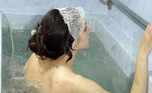 BADETHERAPIE: PHASEN DER BEHANDLUNG Die Badetherapie ist leichter als die Schlammtherapie, hat aber die gleichen Indikationen.
