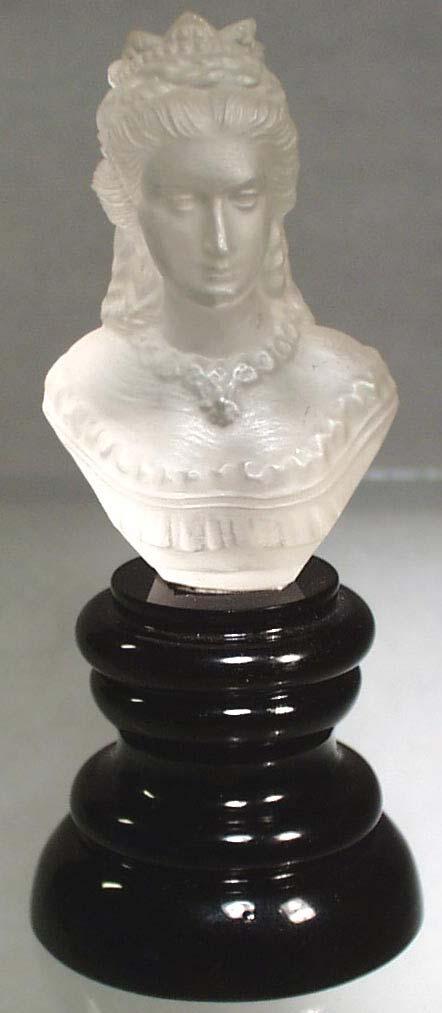 Abb. 2001-1/181 Büste Kaiserin Elisabeth von Österreich mit Krone farbloses Pressglas, säure-mattiert, H xxx cm runder Sockel aus schwarzem Glas, wie Abb.
