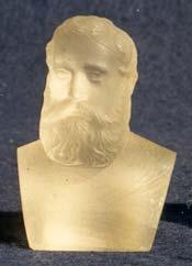 1999-5/076 a Büste eines Unbekannten mit Bart farbloses Pressglas, säure-mattiert, H 6,5 cm Sammlung Stopfer s. MB Riedel, Polaun, um 1885, Tafel 118, Nr.