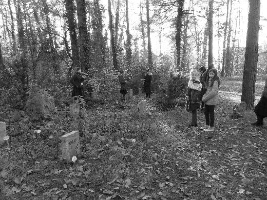 Friedhofsaktion der Pfadfinder 25 Es war ein kalter Novembermorgen, als wir uns in der Zwölf-Apostel-Kirche versammelten.