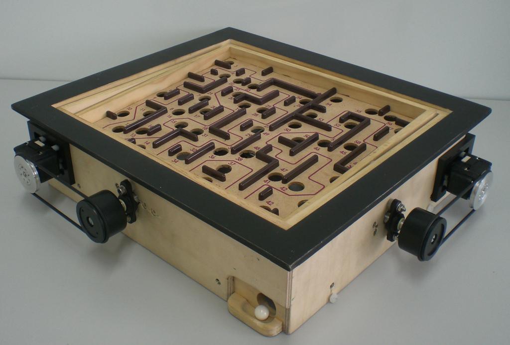 Geschicklichkeitsspiel, bei dem eine Kugel durch Neigen und Kippen des Spielbrettes durch ein Labyrinth aus Wänden
