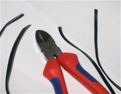 Die Trafokabel sind an geeigneter Stelle mit einem Seitenschneider/Kabelschneider oder einer Schere zu durchtrennen.