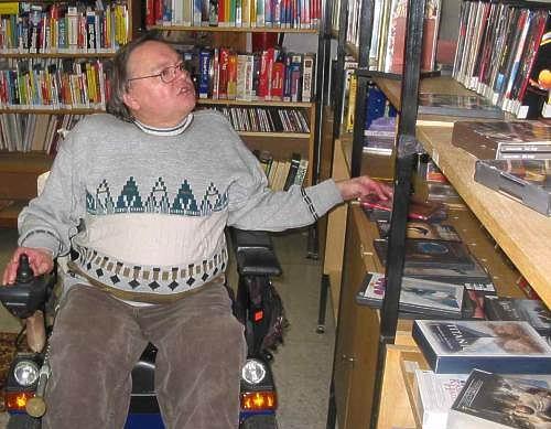 Karl-Heinz Krüger vom Behindertenbeirat prüfte, wie er mit dem Rollstuhl in der Bücherei klarkommt.