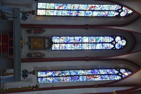 Bei St. Stephan angekommen, erläuterte er uns, wie es dazu gekommen war, dass die Fenster im Chor der Kirche von Chagall entworfen worden waren.