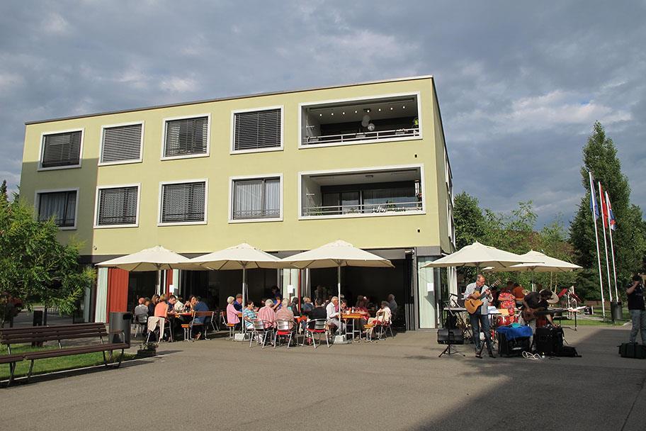 Beispiel: Wohn- und Siedlungsgenossenschaft Zürich (WSGZ) bietet mit ihrem Konzept «wohnenplus» Wohnungen an, die speziell