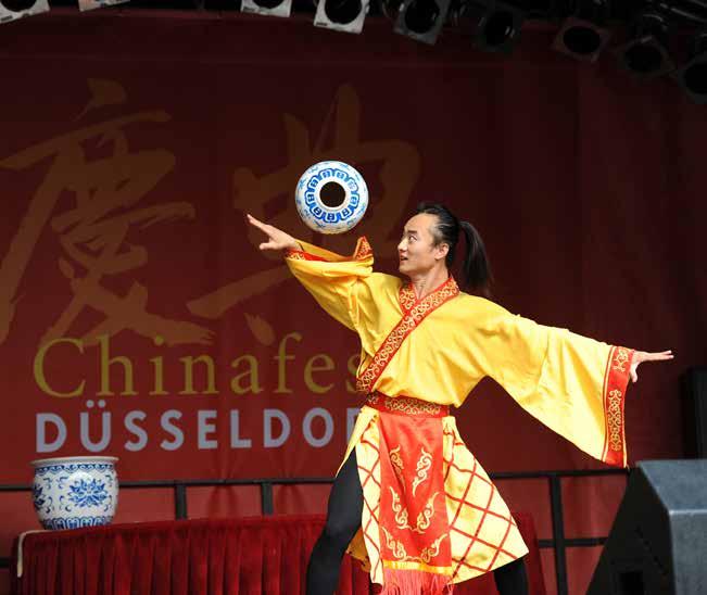 CHINAFEST IN DÜSSELDORF 2018 17:45 Uhr Xiangsheng Crosstalk Präsentiert vom Konfuzius-Institut Düsseldorf 18:00 Uhr Rückenschmerzenlinderung mit