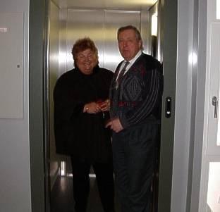 Anfang MÄrz 2006 BÉrgermeister Karl-Josef Ringleb und Ortsverbandsvorsitzende Goldi Morcinek starten die Probefahrt im neu installierten Fahrstuhl des Rathauses Bad Frankenhausen.