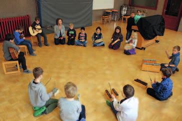 In dieser Unterrichtsstunde, die während dem regulären Unterricht stattfindet, erlernen die Kinder spielerisch alle Grundbegriffe der Musik, in dem sie selber Musik spielen, singen, erfinden und