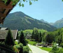 In der Nähe von Alpbach gibt es einen Bade see und ein Freilicht museum und einen schönen Schloss park. In den Bergen kann man tolle Ausflüge machen.