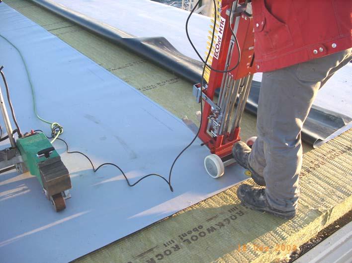 Je nach Verarbeitungsanforderung kann eine punktuelle, mechanische Befestigung der Dachbahn im Saumbereich,