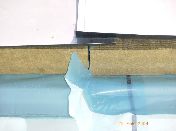 Detailansicht: Dachbahnenüberstand, der materialspezifisch verschweißt wird.