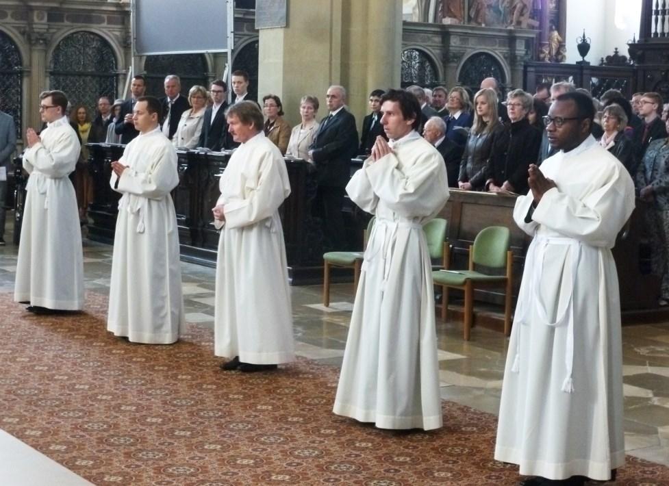 Rückblick Diakonenweihe von Jean Kapena Bischof Dr. Konrad Zdarsa hat am 7. Mai in der Basilika St. Ulrich und Afra in Augsburg sechs Männer durch Handauflegung und Gebet zu Diakonen geweiht.