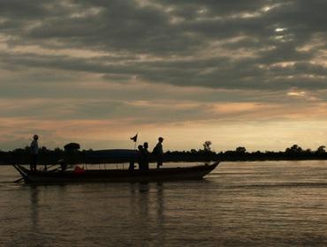Mit einem traditionellen Boot durchqueren Sie die Stromschnellen des Kampi und fahren auf dem Mekong. Mit etwas Glück sehen Sie die seltenen Süßwasserdelfine. Fahrt zu Ihrem Hotel in Kratie.