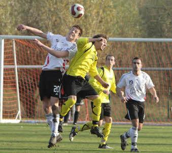 Da kommt der noch punktlose Tabellenletzte VFR Krefeld und verlangt uns alles ab, und wir gewinnen nach hartem Kampf mit 2-1.