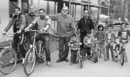 12 Weilroder Gazette Mai / Juni 2016 Die Ganzmacher geben den Flüchtlingen ein Stück Mobilität Albrecht Cromm un d Heinz Wiegand reparieren gespendete Fahrräder Emmershausen.