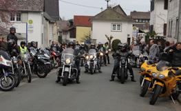 29 Zur Riedelbacher Anlassandacht wäre Jesus bestimmt gerne Biker Über 100 Motorradfahrer holten sich Gottes Segen...jetzt auch online unter www.weilroder-gazette.