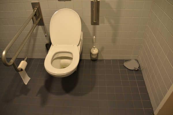 WC Waschbecken und Wickeltisch WC rechts Tür zum Behinderten WC Die Tür ist