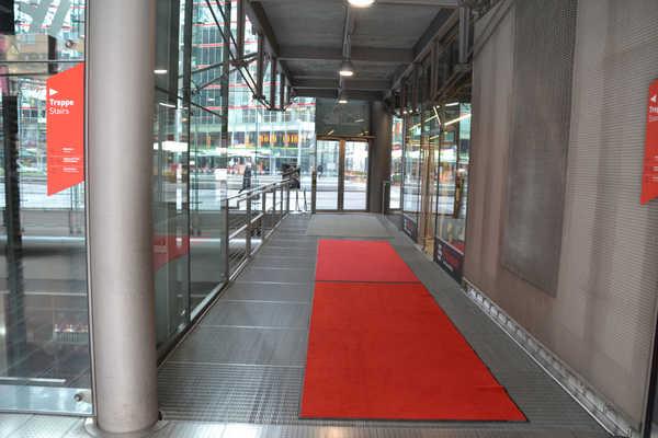 Foyer Länge (Flur/Weg/Gang): 12 m Es sind keine Hindernisse vorhanden.