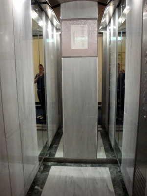 Aufzug Aufzug im Haupthaus Bewegungsfläche vor dem Aufzug beim Einstieg im Erdgeschoss Bewegungsfläche vor dem Aufzug beim Ausstieg Bedienelement im Aufzug Aufzug im Haupthaus Der Aufzug ist nicht