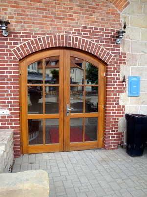 Außentüren zum Tagungs- und Veranstaltungsraum Außentüren zum Tagungs- und Veransatltungsraum Beispiel für eine Außentür zum Tagungs- und Veransatltungsraum Art der Tür / des Durchgangs: Zweiflügel