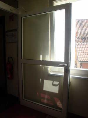 Die Tür bzw. der Türrahmen ist nicht visuell kontrastreich zur Umgebung abgesetzt. Glastüren sind nicht mit Sicherheitsmarkierungen gekennzeichnet.