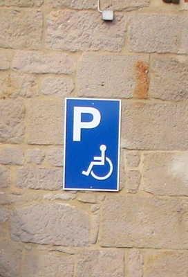 Beschilderung des Parkplatzes für Menschen mit Beeinträchtigung Die Informationen sind in gut lesbarer Schrift vorhanden.
