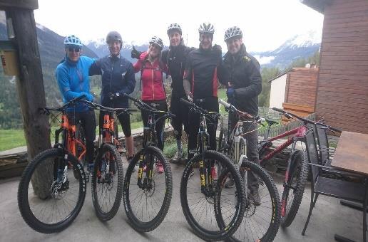 Seminar Rahmenprogramm Maiensässhotel Guarda Val Sportliches Teambuilding im Sommer Bikeschule Werden Sie und Ihr Team fit für die Trails der Bündner Berge.