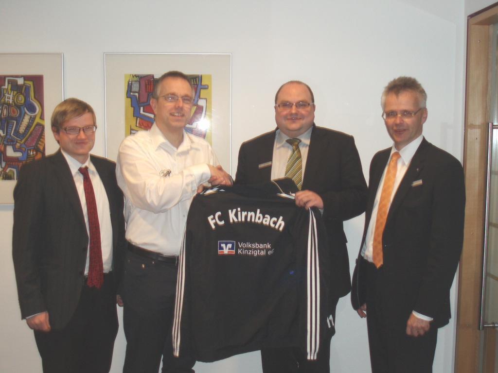 Volksbank Kinzigtal eg rüstet 3 aktive Herrenmannschaften des FC Kirnbach mit neuen Trainingsanzügen aus. Am 12.01.2012 konnten der 1.