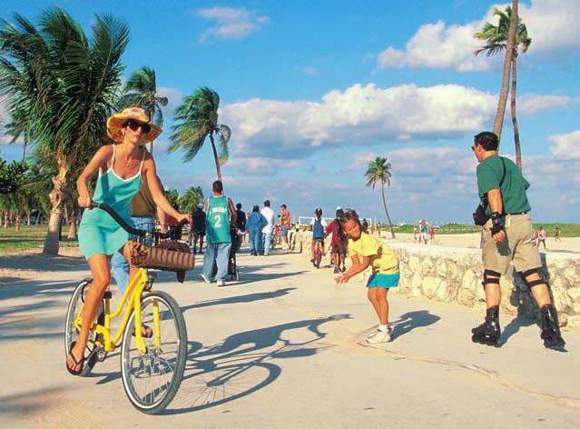 Willkommen in Im Urlaubs - paradies zwischen Disney World und Miami Beach sonnen sich Besucher aller Herren Länder an endlosen Sandstränden.