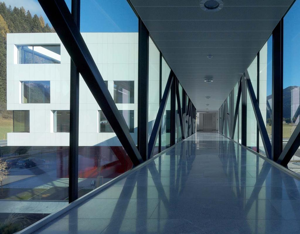 A. LOACKER Architetto Ralf Dejaco I - Bressanone Fassaden und Fensterelemente mit hochisolierender Verglasung, hinterlüftete Fassaden aus HPL, mit Hinterschnittverankerung und Dämmung Projekt: