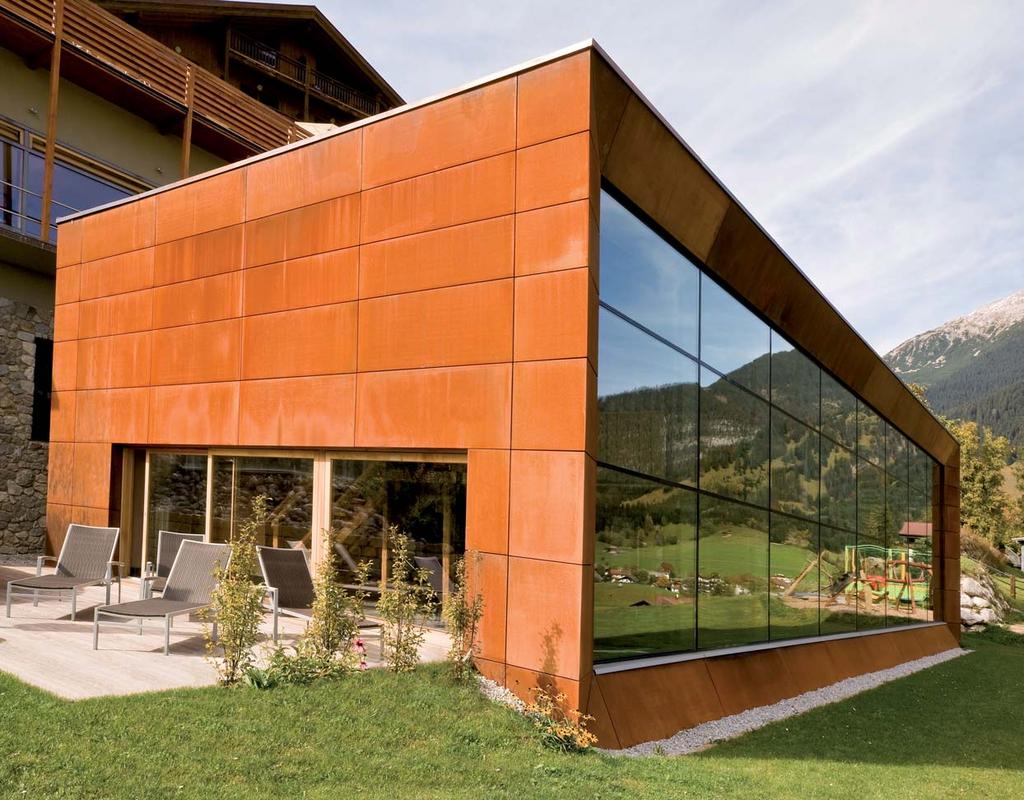 LIFE RESORT 3 MOHREN Architekturbüro Jenal AG CH - Samnaun Fassaden in Pfosten-Riegelbauweise mit Sonnenschutzglasverglasung, hinterlüftete Kassettenfassade aus Corten-Stahlblech Projekt: Wellness