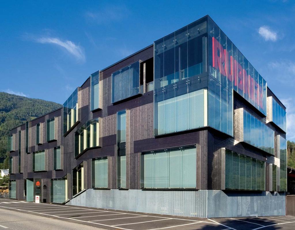 RUBNER Architetto Bergmeister Gerd I - Bressanone Klimahaus A mit Vorsatzfassaden aus punktgehaltenem Glas und Einfassungen aus poliertem Edelstahl, Dachverglasung, Eingangssituation Projekt: